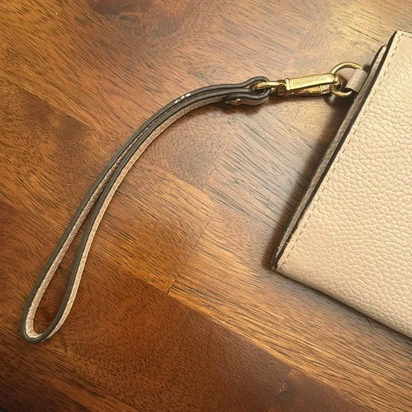 Michael Kors phone wallet - Picture 2 of 9